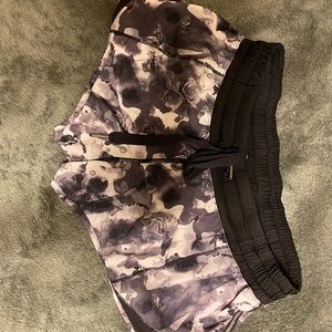 Lululemon Hotty Hot Shorts Size 6 2.5inch